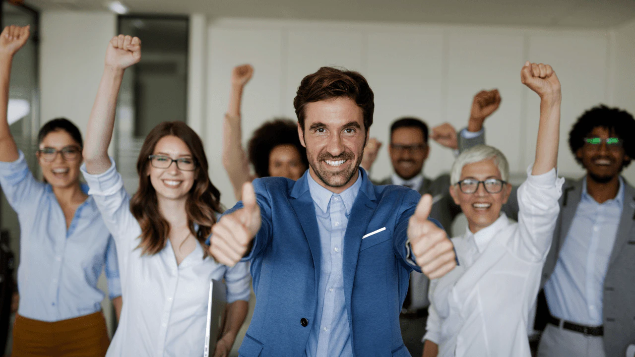 Groupe de professionnels célébrant leurs résultats commerciaux