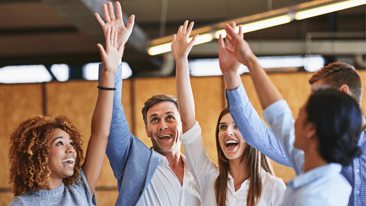 Équipe de vente en session de travail